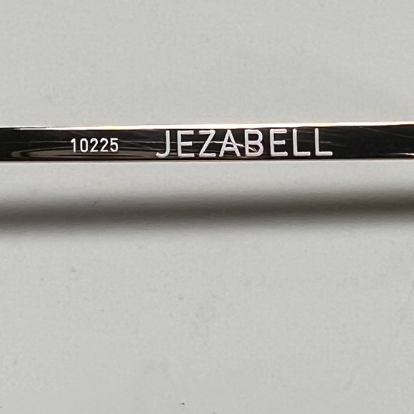 QUAY NWOT Best Seller Sunglasses in Jezabell Gold Frame Smoked Lens - Picture 4 of 6